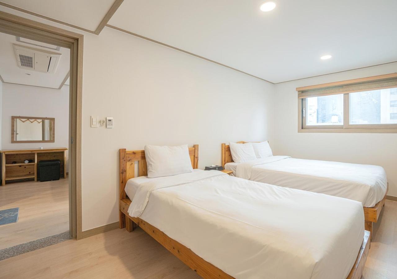 J2 Family Hotel Чеджу Екстериор снимка