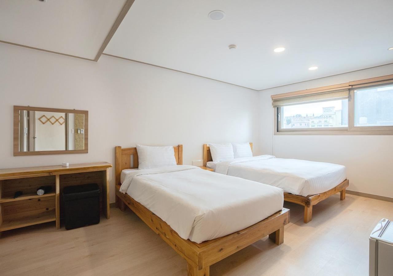 J2 Family Hotel Чеджу Екстериор снимка