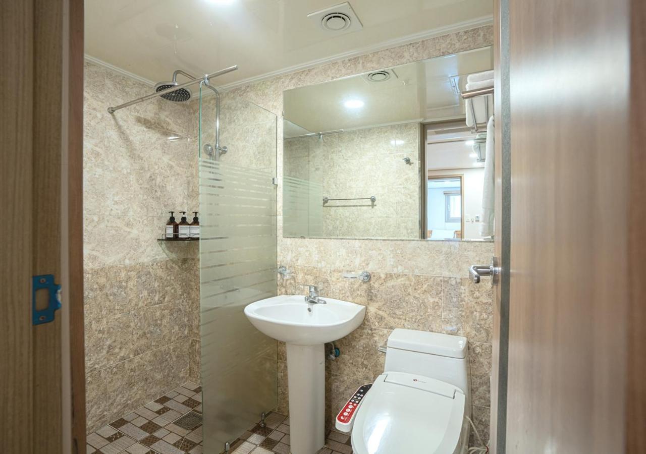 J2 Family Hotel Чеджу Екстериор снимка