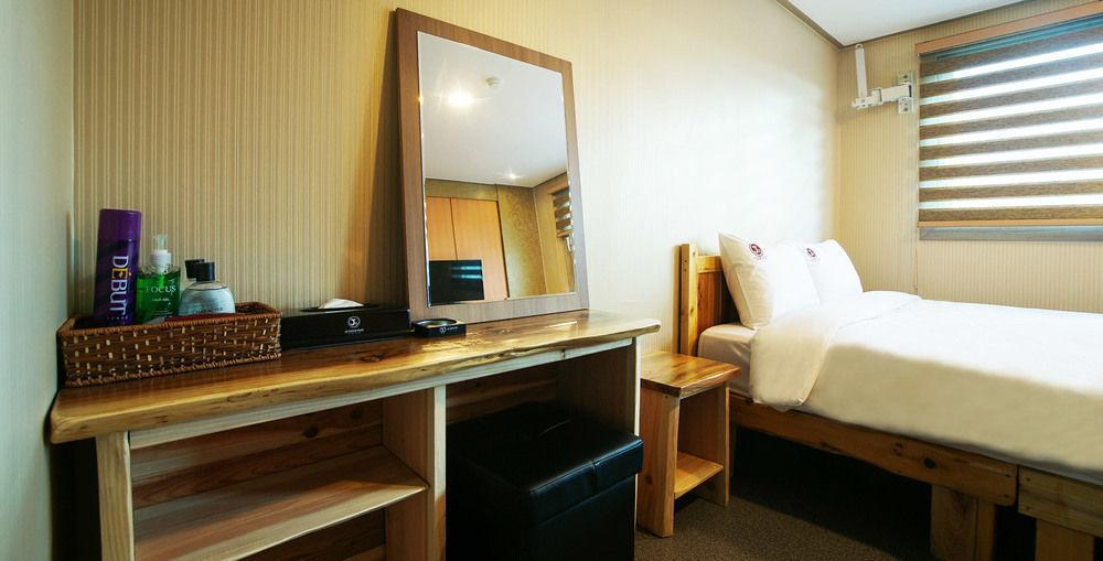 J2 Family Hotel Чеджу Екстериор снимка