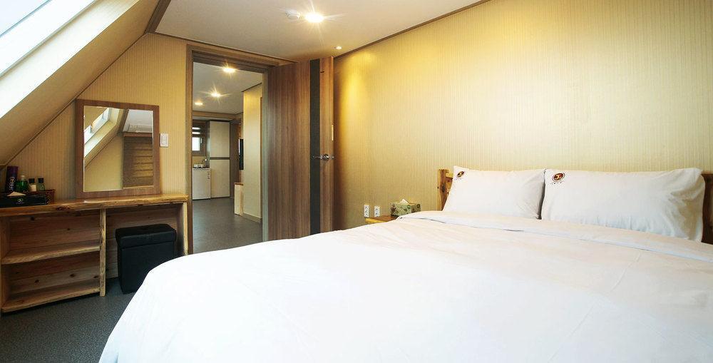J2 Family Hotel Чеджу Екстериор снимка