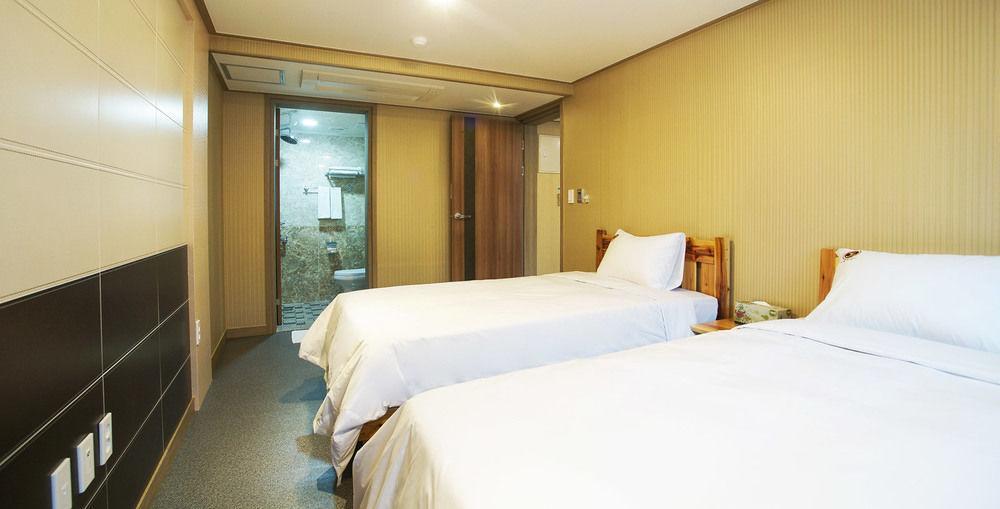 J2 Family Hotel Чеджу Екстериор снимка