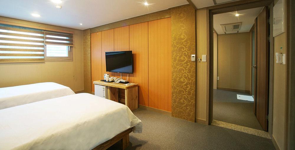 J2 Family Hotel Чеджу Екстериор снимка