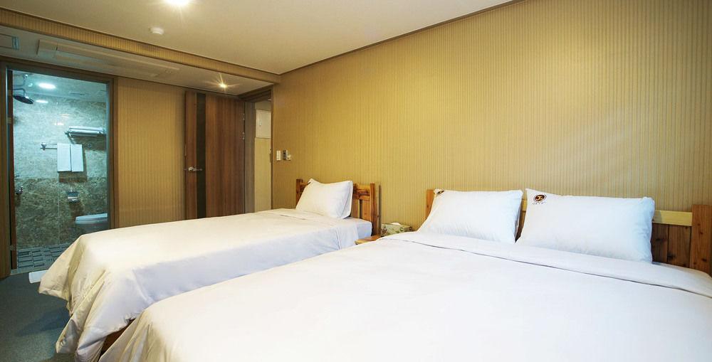 J2 Family Hotel Чеджу Екстериор снимка