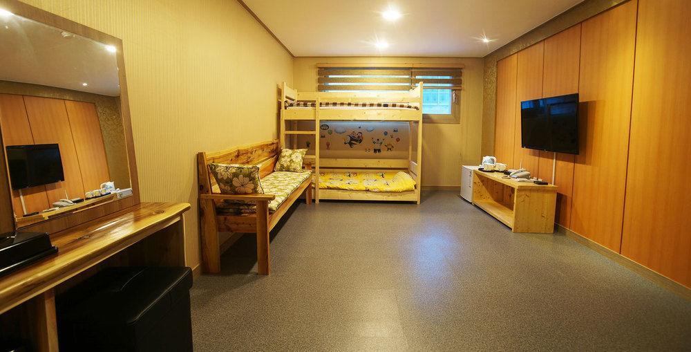 J2 Family Hotel Чеджу Екстериор снимка