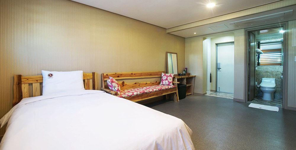 J2 Family Hotel Чеджу Екстериор снимка