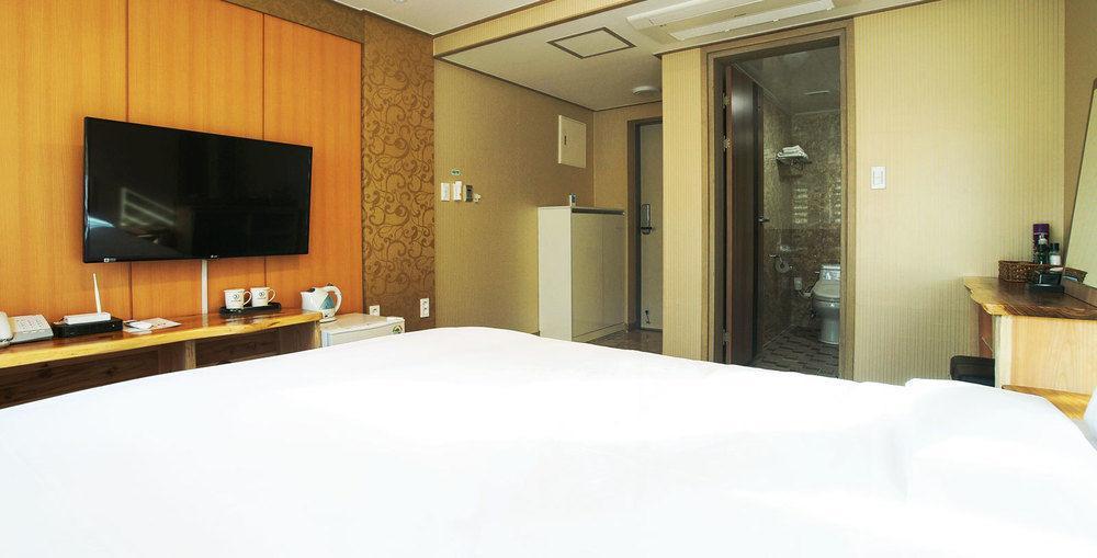 J2 Family Hotel Чеджу Екстериор снимка