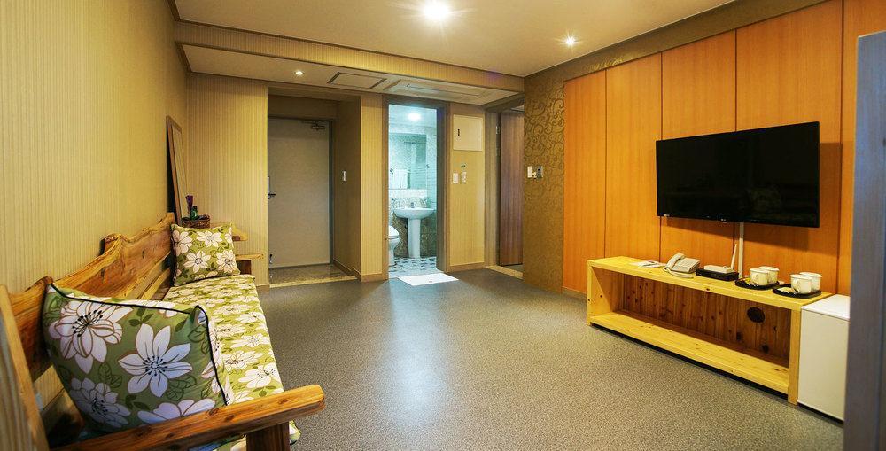 J2 Family Hotel Чеджу Екстериор снимка