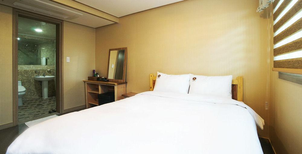 J2 Family Hotel Чеджу Екстериор снимка