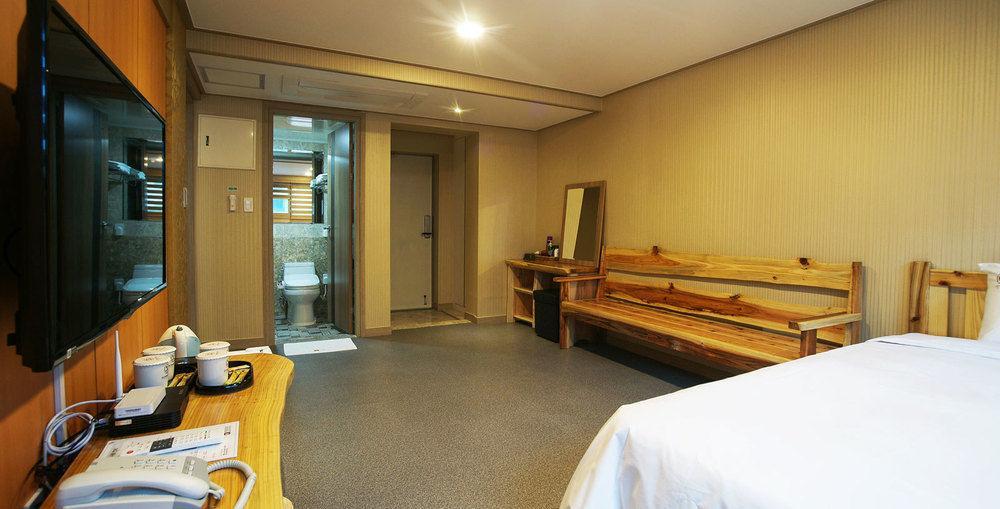 J2 Family Hotel Чеджу Екстериор снимка