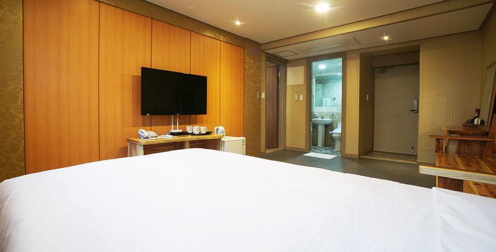 J2 Family Hotel Чеджу Екстериор снимка