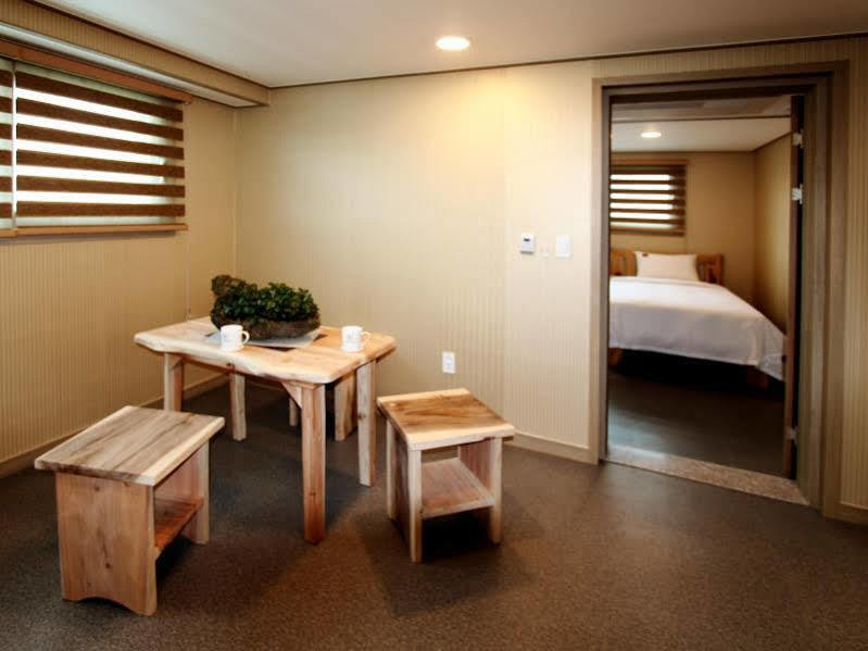 J2 Family Hotel Чеджу Екстериор снимка